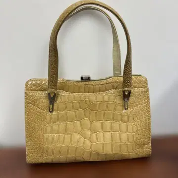 고급스러움이 감도는 천연 가죽 악어 엠보싱 베이지 핸드백