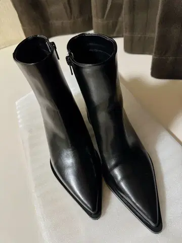 [ H&M ] 블랙 스틸레토 부츠