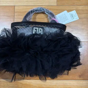 프릴 달린 블랙 숄더백