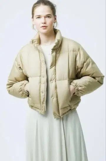 베이지 숏 기장 다운 자켓