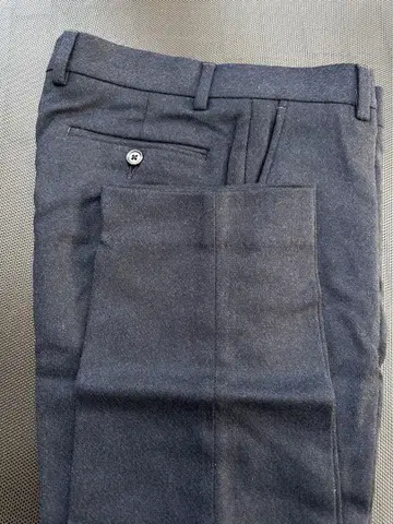 진한 네이비 랙 백 포켓 부착