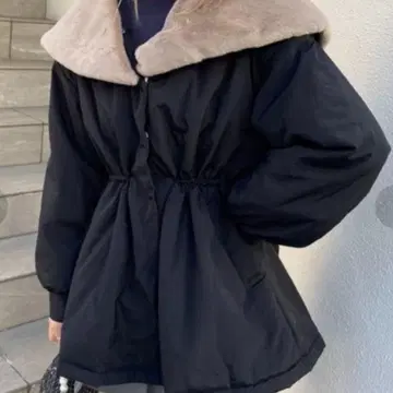 NICE CLAUP 퍼 카라 부착 허리 조임 다운 자켓 블랙