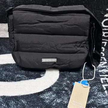 BEYOND THE VINES 블랙 숄더백