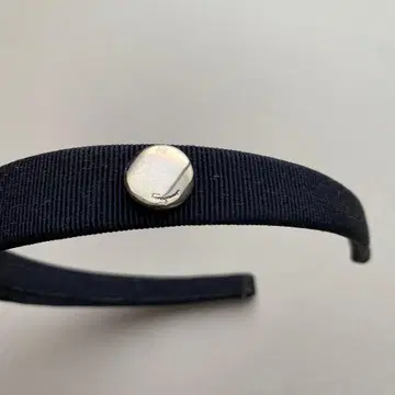 페라가모 메탈 버튼 머리띠 헤어밴드 네이비