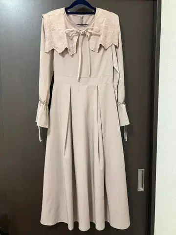 Rose bleue 프릴 달린 옷깃 베이지 원피스