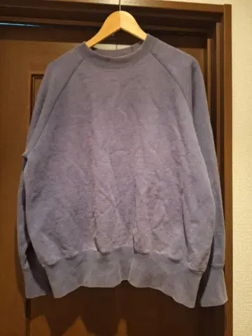 맥코이 스웨트 셔츠 퍼플네이비 맥퀸 모델