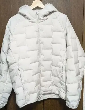 유니클로 퍼프 테크 다운 자켓 화이트 L