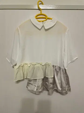 merry jenny 프릴 장식 시어 비대칭 반팔 셔츠