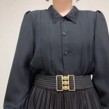 블랙 스캘럽 옷깃 자수 클래시컬 레트로 턱 블라우스