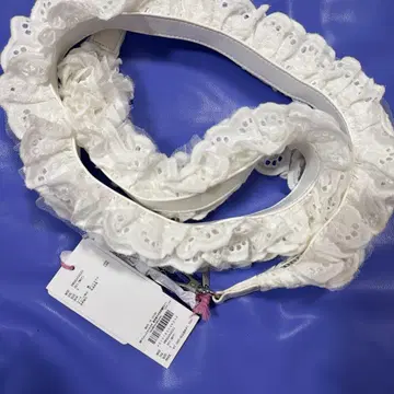 FURFUR 프릴 장식 화이트 스트랩