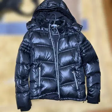 EA7 블랙 다운 자켓 후드 부착