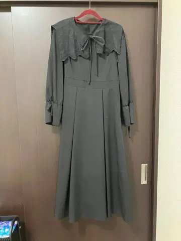 Rose bleue 블랙 프릴 옷깃 롱 원피스