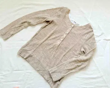 베이지 버튼 니트 긴팔