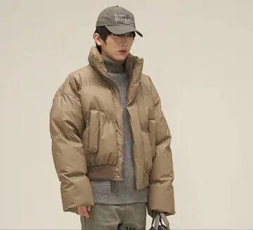 베이지 숏 기장 다운 자켓