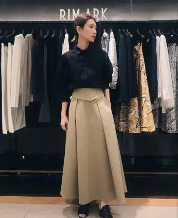 RIM.ARK 프론트 턱 베이지 롱 스커트
