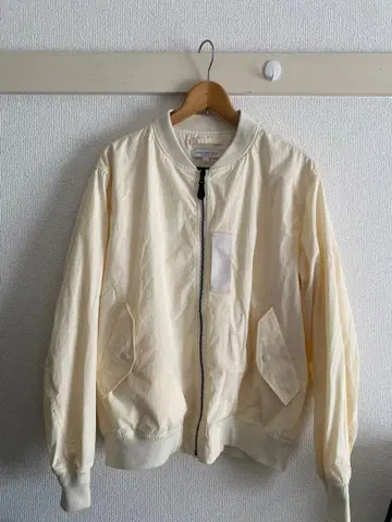 크림색 MA-1 플라이트 자켓