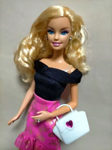 바비 인형 블랙과 핑크 드레스