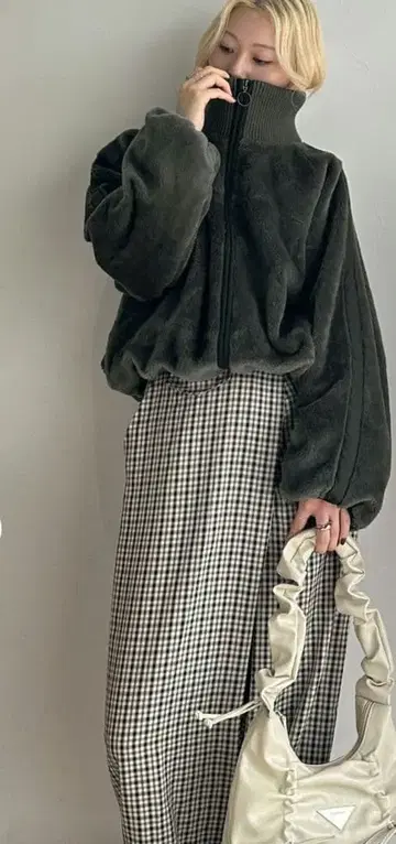 새상품급 클래식 엘프 인조 모피 소재 소매 라인 사용 리브 하이넥 블루종