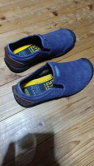 킨 Keen Howser BLACK IRIS/BISON 25.5 cm