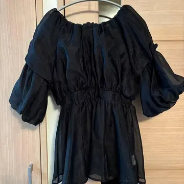 내추럴 뷰티 오프숄더 블랙 블라우스