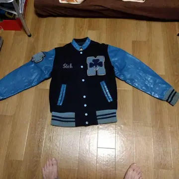 Rick 자수 바시티 자켓 블랙/파랑