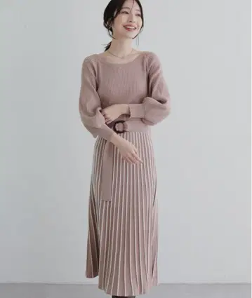 내추럴 꾸뛰르 배색 니트 플리츠 원피스