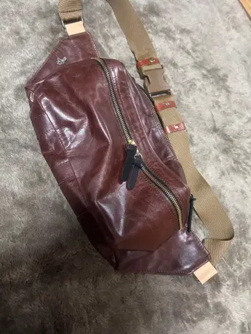 브라운 가죽 숄더백