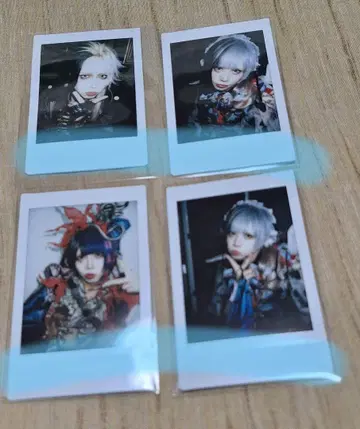 0.1g의 오산 미도리카와 유우 폴라로이드 세트 4