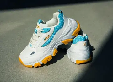 유리 콜라보 스니커즈