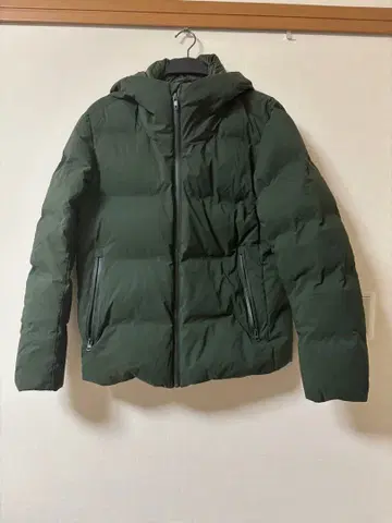 새상품급 유니클로 남성용 심리스 다운 후드티 다운 자켓 M