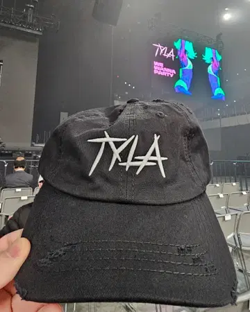 [ 회장 한정 판매 ] TYLA 로고 자수 캡 블랙