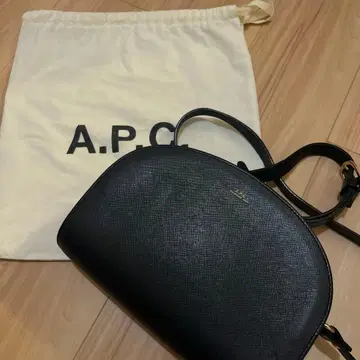 A.P.C 하프문 백 블랙 수납 가방 포함 엠보싱 숄더