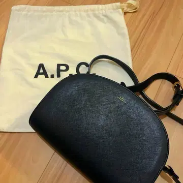 [ 새상품급 ] A.P.C 하프문 백 블랙 수납 가방 포함 엠보싱 숄더