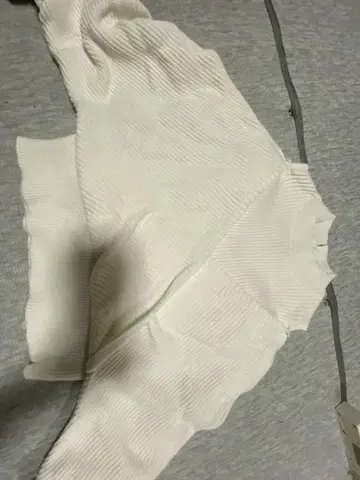 화이트 리브 편직 크롭 니트