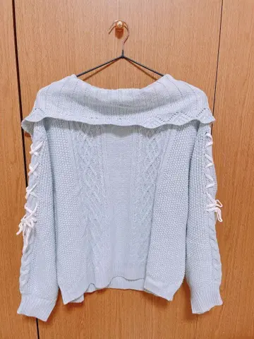 스카이블루 오프숄더 니트 스웨터 소매 레이스업