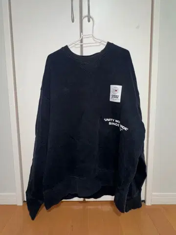 TOMMY JEANS 블랙 맨투맨