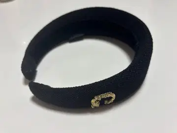 CAGILA 블랙 헤어밴드 골드 컬러 로고