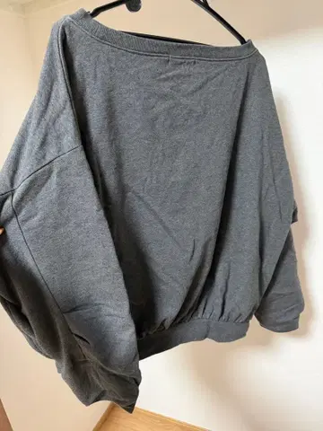 MOUSSY 오프숄더 맨투맨