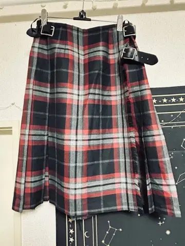 오닐 오브 더블린의 울 체크 랩 스커트입니다