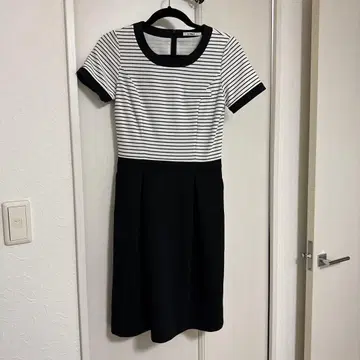 스트라이프 패턴 반팔 원피스와 가디건 세트