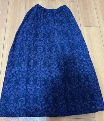 네이비 꽃무늬 플레어 스커트