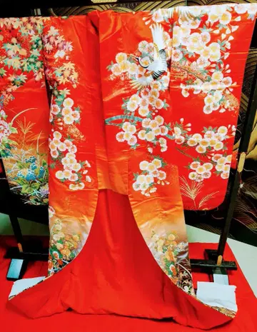 빨간색 꽃무늬의 전통적인 기모노