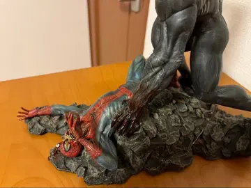 스파이더맨 베놈 동상