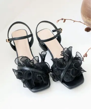 VIVIAN 블랙 프릴 디자인 힐 샌들