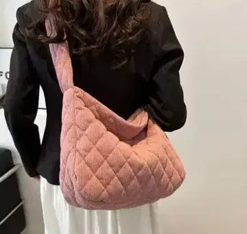 핑크 코듀로이 퀼팅 숄더백