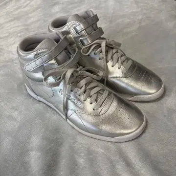 Reebok 메탈릭 실버 하이컷 스니커즈 24.5