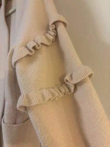 프릴이 달린 베이지 롱 코트