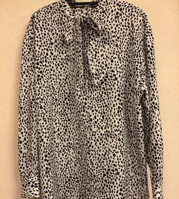 제브라 패턴 리본 블라우스