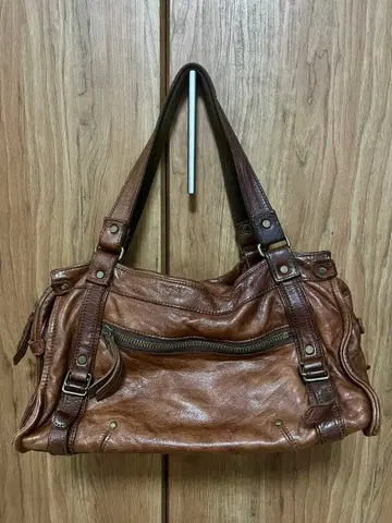 브라운 가죽 핸드백 지퍼 포켓 부착