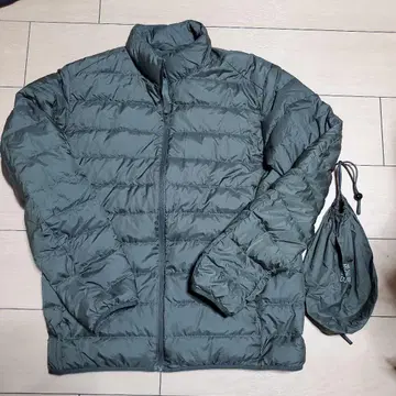 유니클로 다크 그린 다운 자켓 울트라 라이트 다운